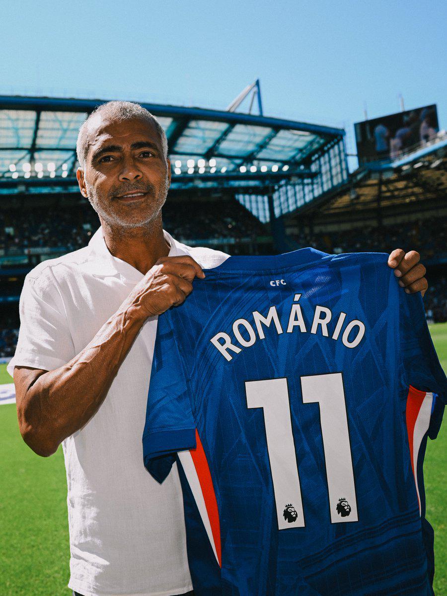 开云入口-巴西传奇罗马里奥造访斯坦福桥，并获赠切尔西11号球衣