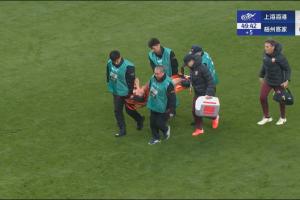 开云官网-愿无大碍！王振澳因伤被担架抬出场外，球员痛苦掩面