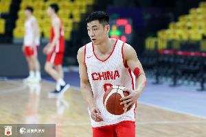 外线没开 高诗岩上半场三分3中0&amp;罚球4中4 得到4分1板1助1断