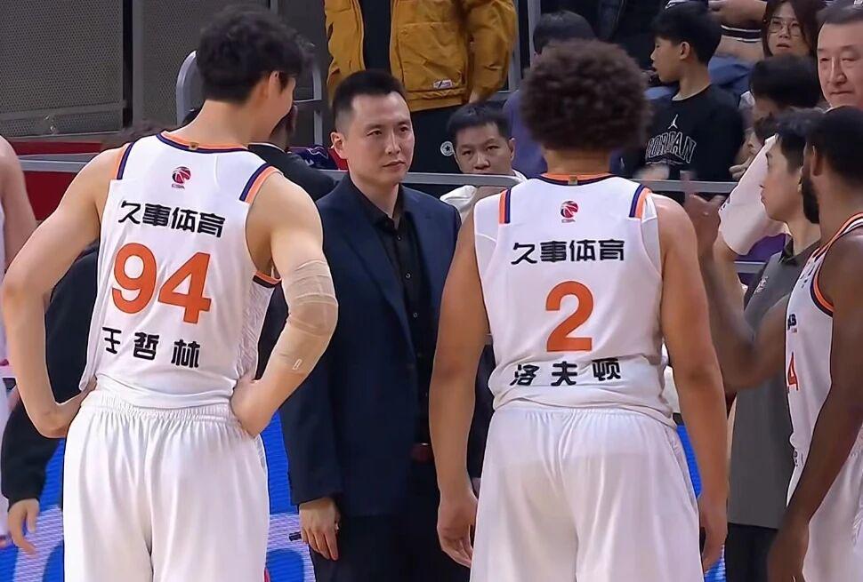 开云服务-上海男篮14连胜，卢伟赛后发言体现智慧，洛夫顿引卢伟不满被喷！